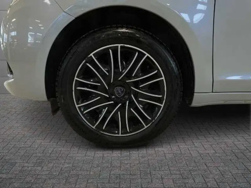 Lancia Ypsilon usata a Pistoia (6)