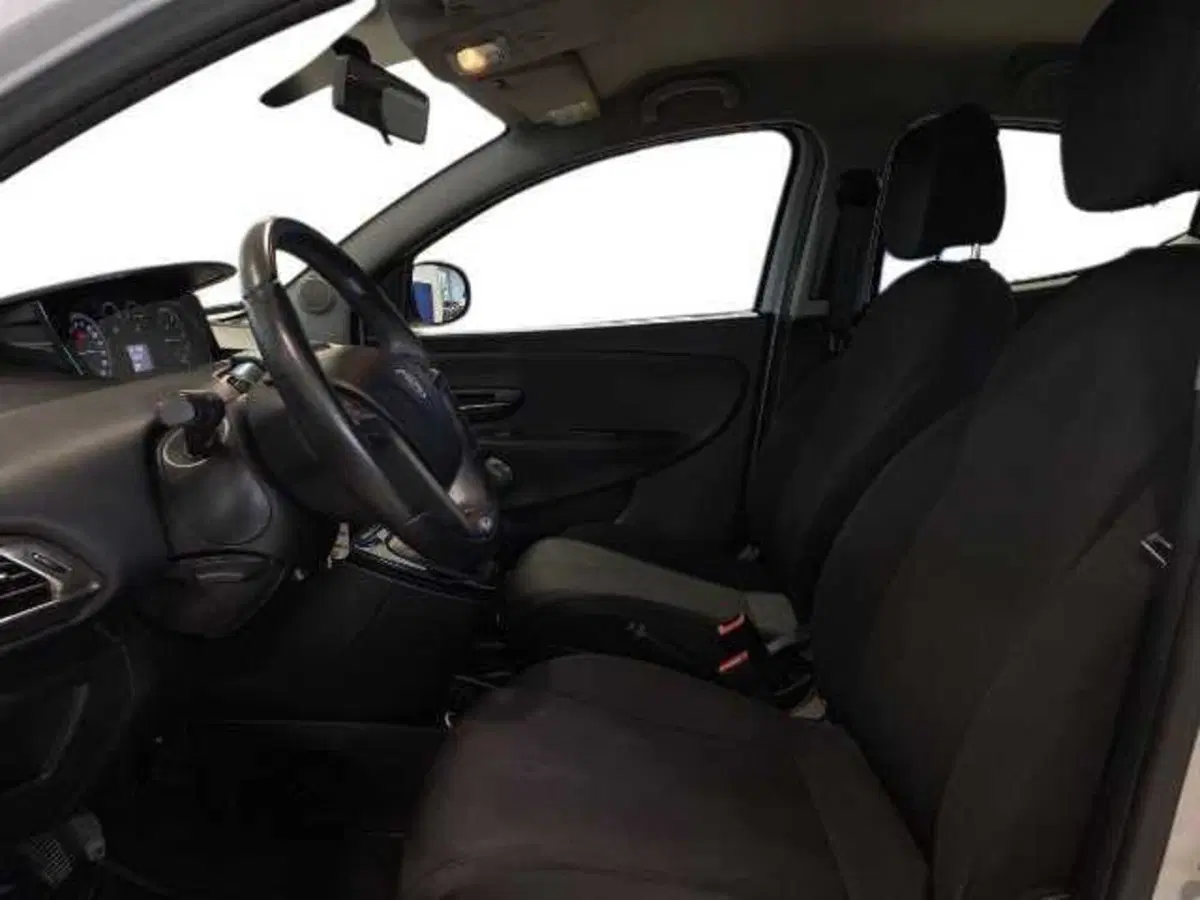 Lancia Ypsilon usata a Pistoia (9)