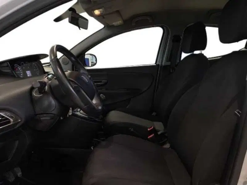 Lancia Ypsilon usata a Pistoia (9)