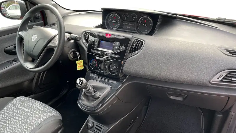 Lancia Ypsilon usata a Varese (5)