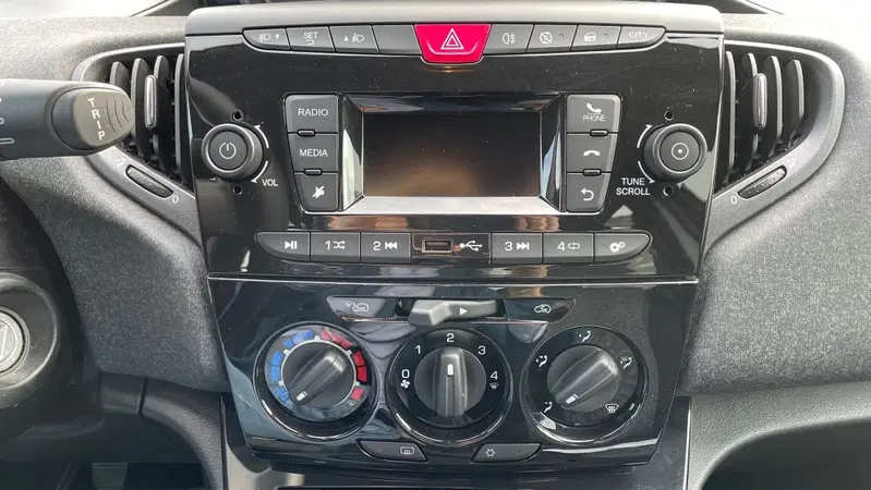 Lancia Ypsilon usata a Varese (6)
