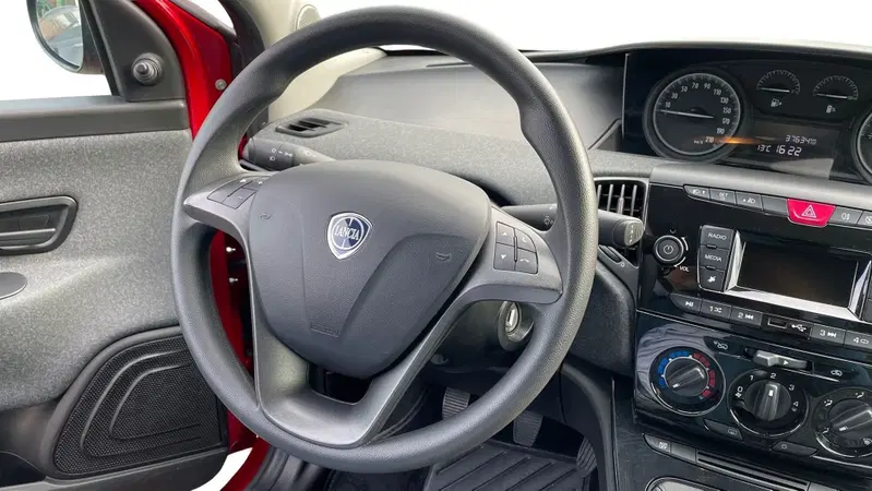 Lancia Ypsilon usata a Varese (7)