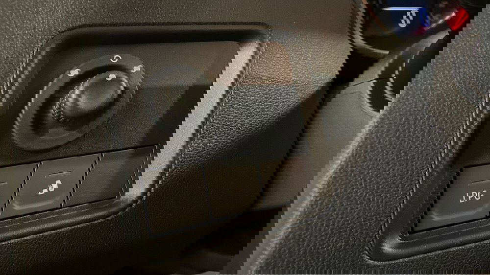 Dacia Duster usata a Varese (13)