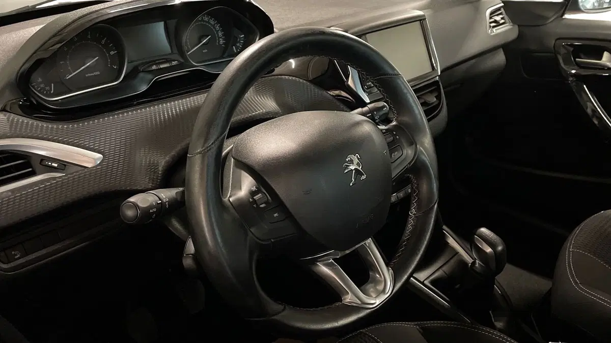 Peugeot 208 usata a Varese (6)