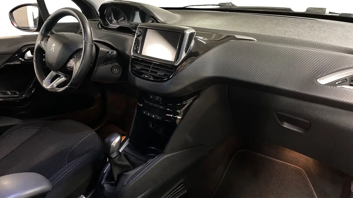 Peugeot 208 usata a Varese (9)