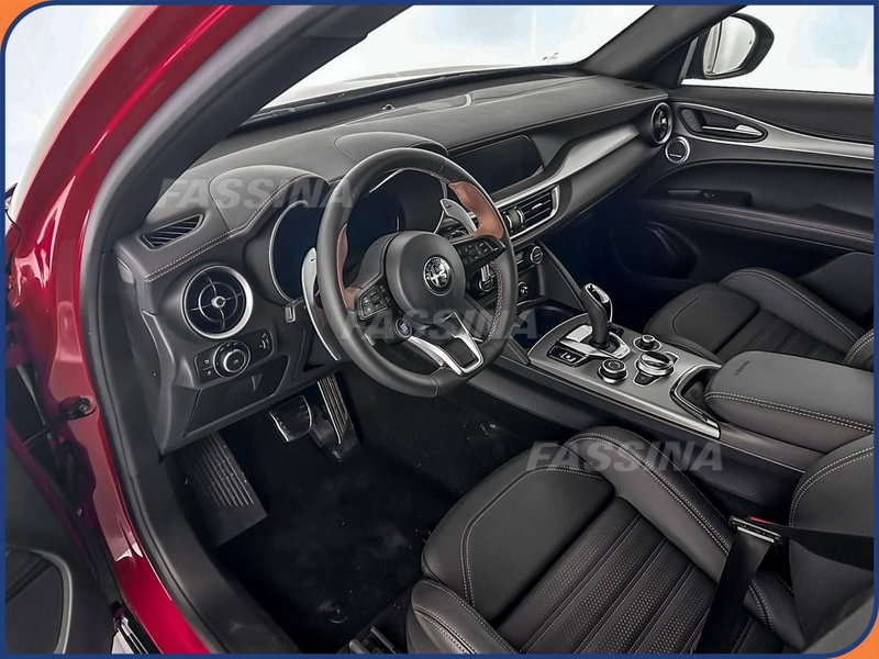 Alfa Romeo Stelvio nuova a Milano (9)