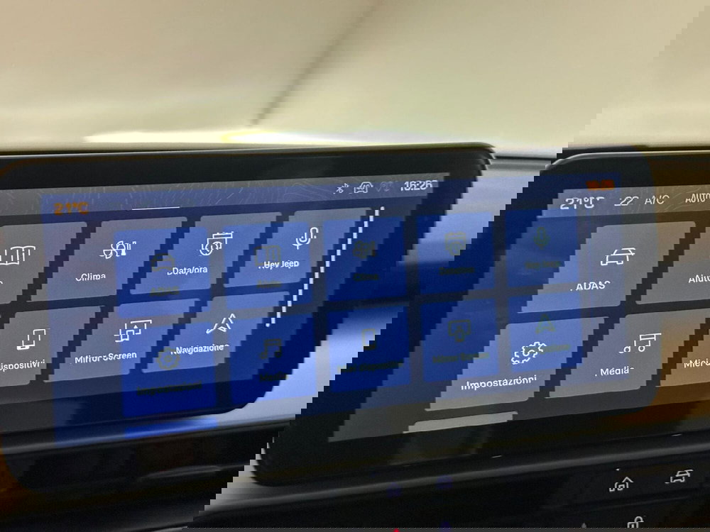 Jeep Avenger nuova a Novara (16)