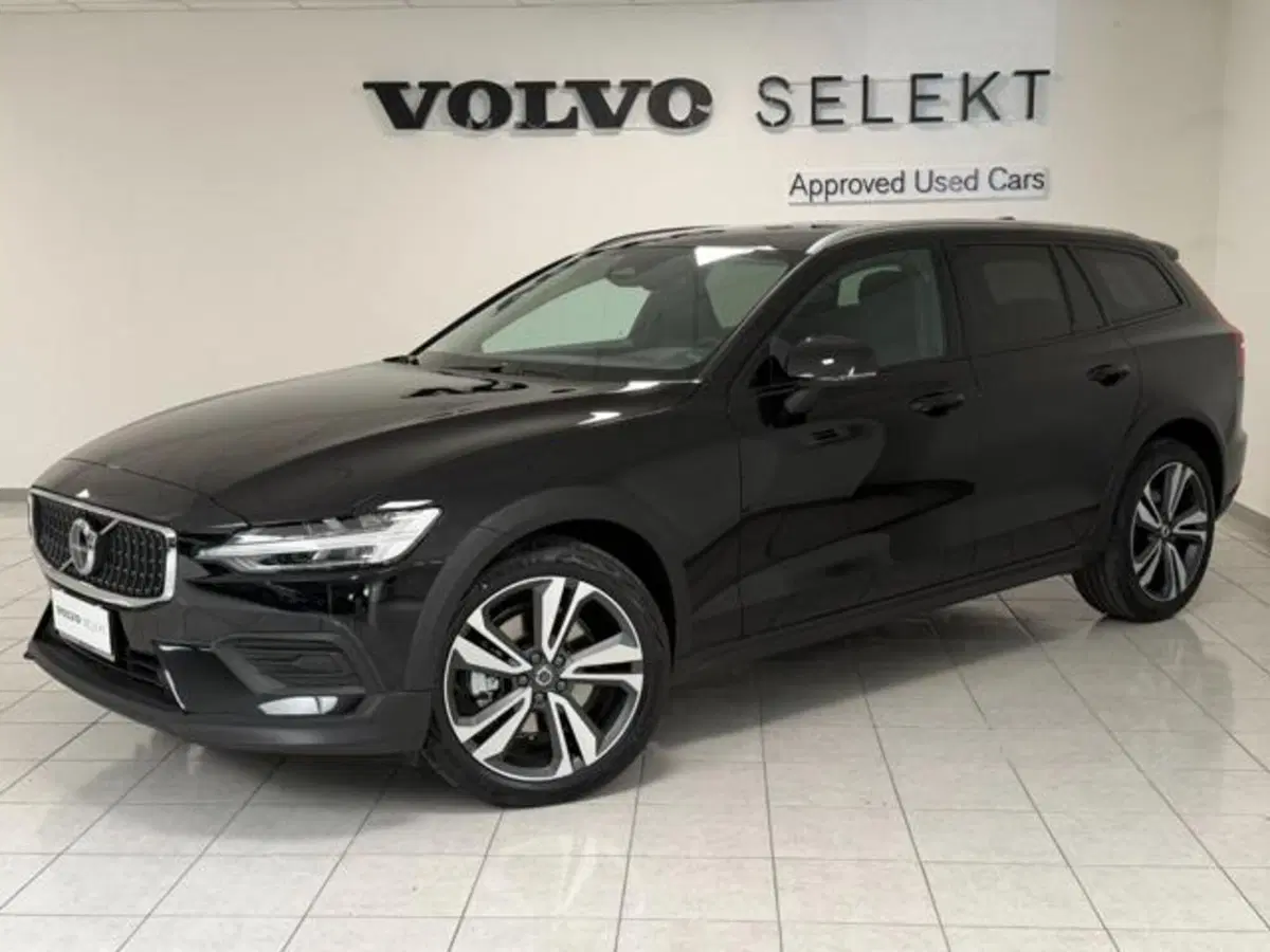 Volvo V60 Cross Country nuova a Como