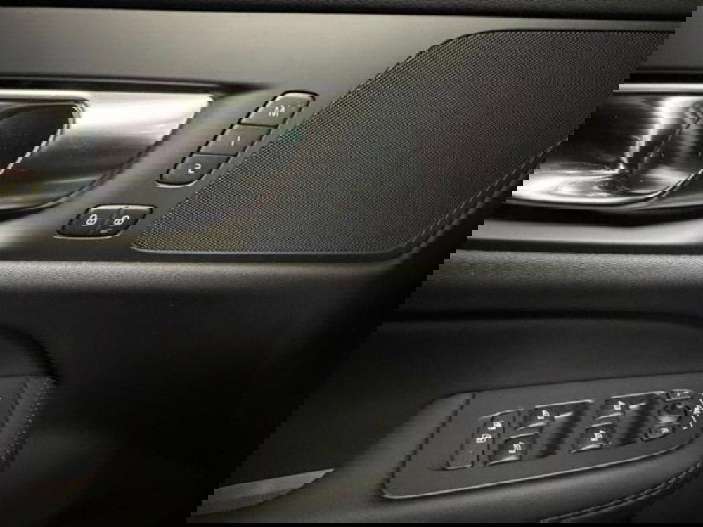 Volvo V60 Cross Country nuova a Como (6)