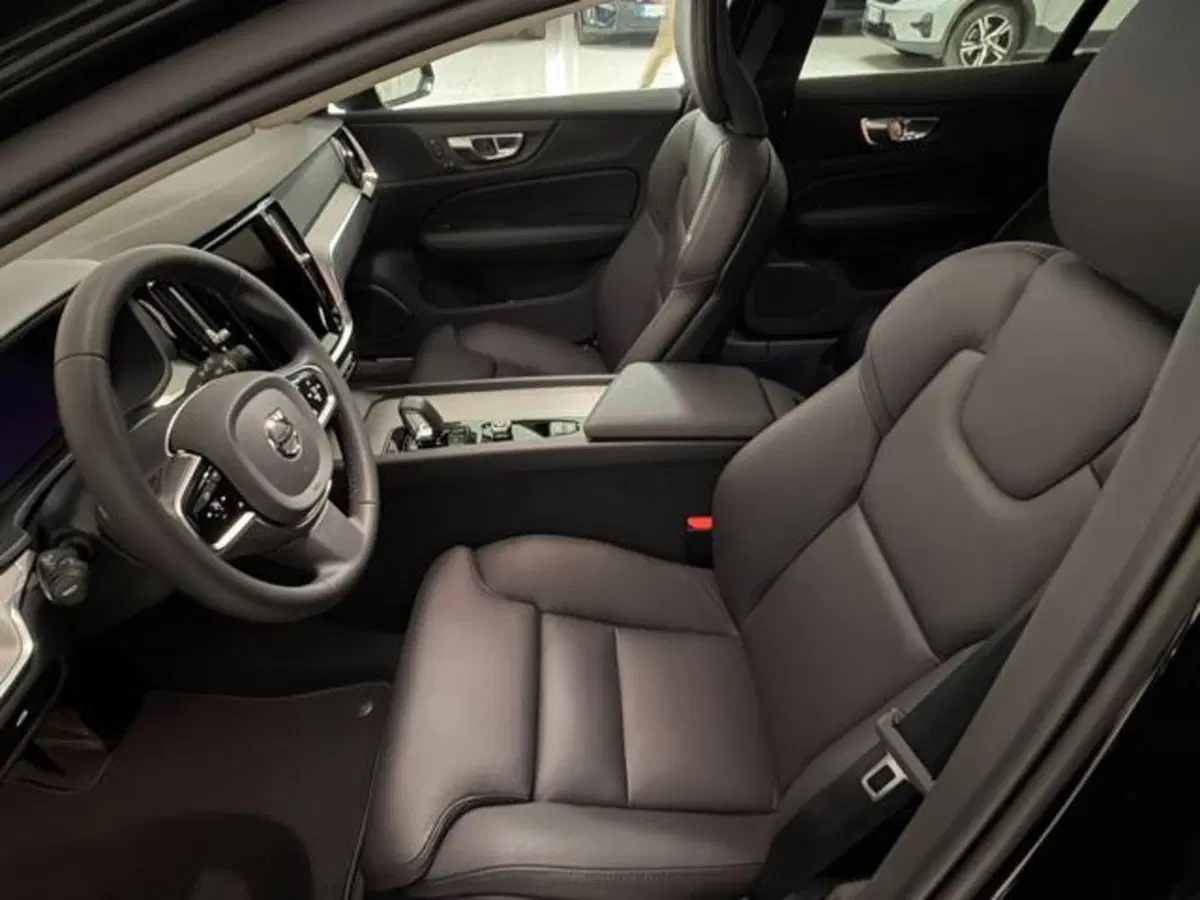Volvo V60 Cross Country nuova a Como (8)
