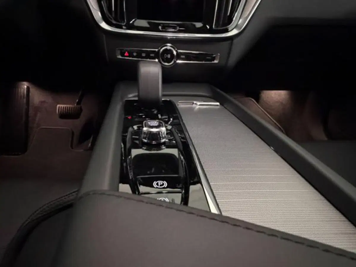 Volvo V60 Cross Country nuova a Como (9)