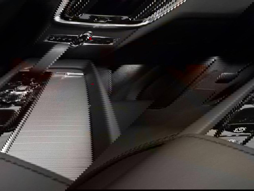 Volvo V60 Cross Country nuova a Como (9)