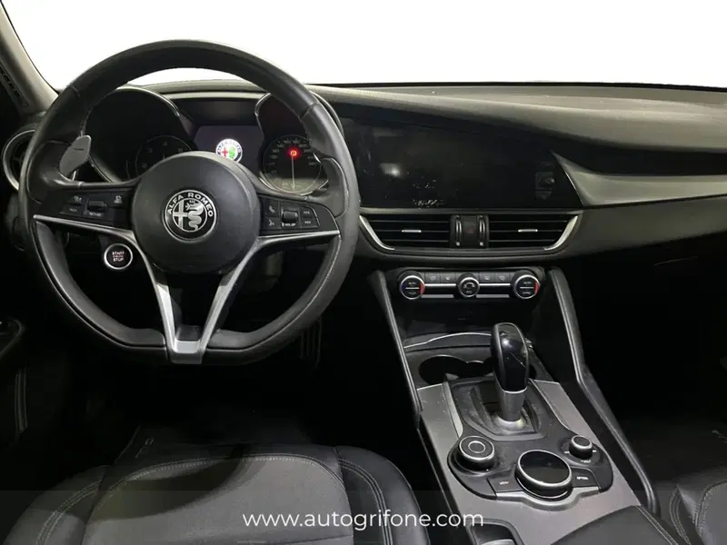 Alfa Romeo Giulia usata a Modena (10)