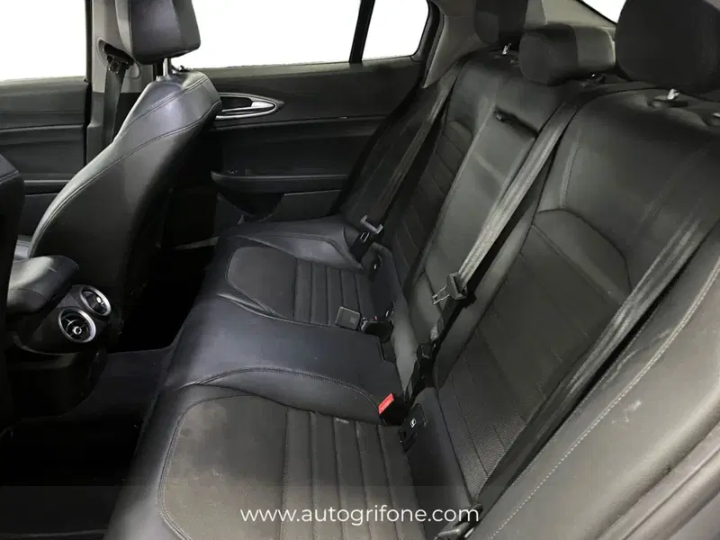 Alfa Romeo Giulia usata a Modena (13)