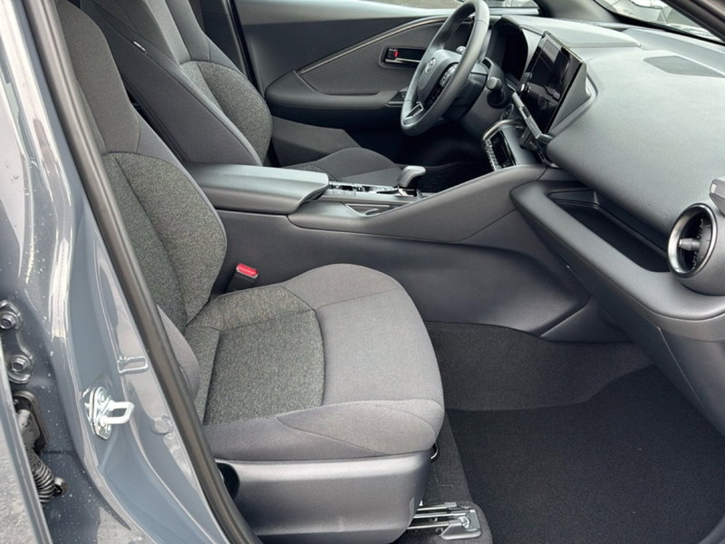 Toyota Toyota C-HR nuova a Ferrara (9)