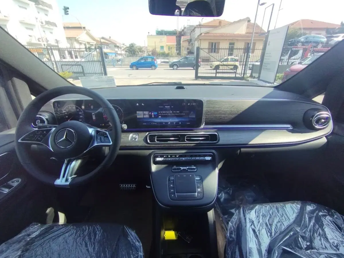 Mercedes-Benz Classe V nuova a Pescara (12)