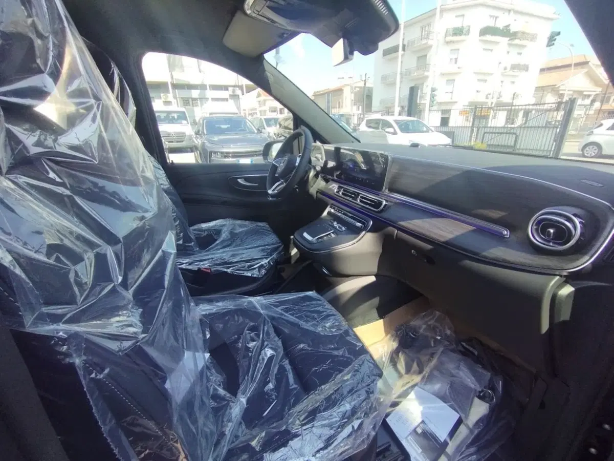 Mercedes-Benz Classe V nuova a Pescara (14)