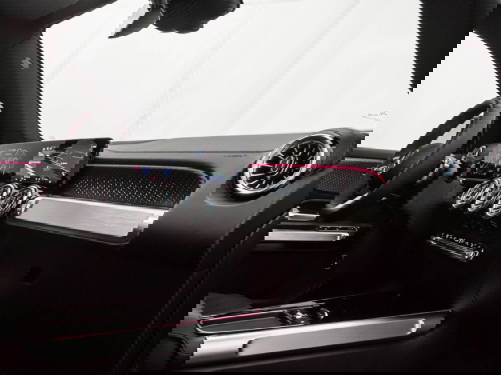 Mercedes-Benz EQB nuova a Macerata (16)