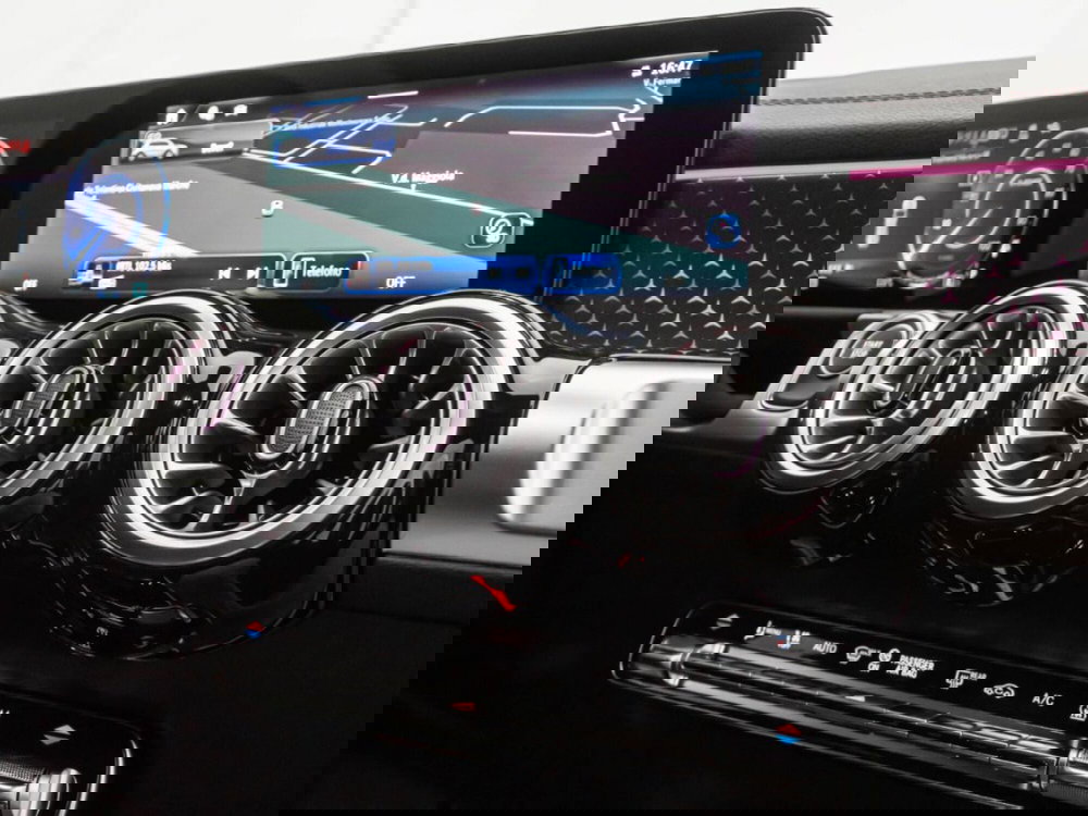 Mercedes-Benz EQB nuova a Macerata (18)