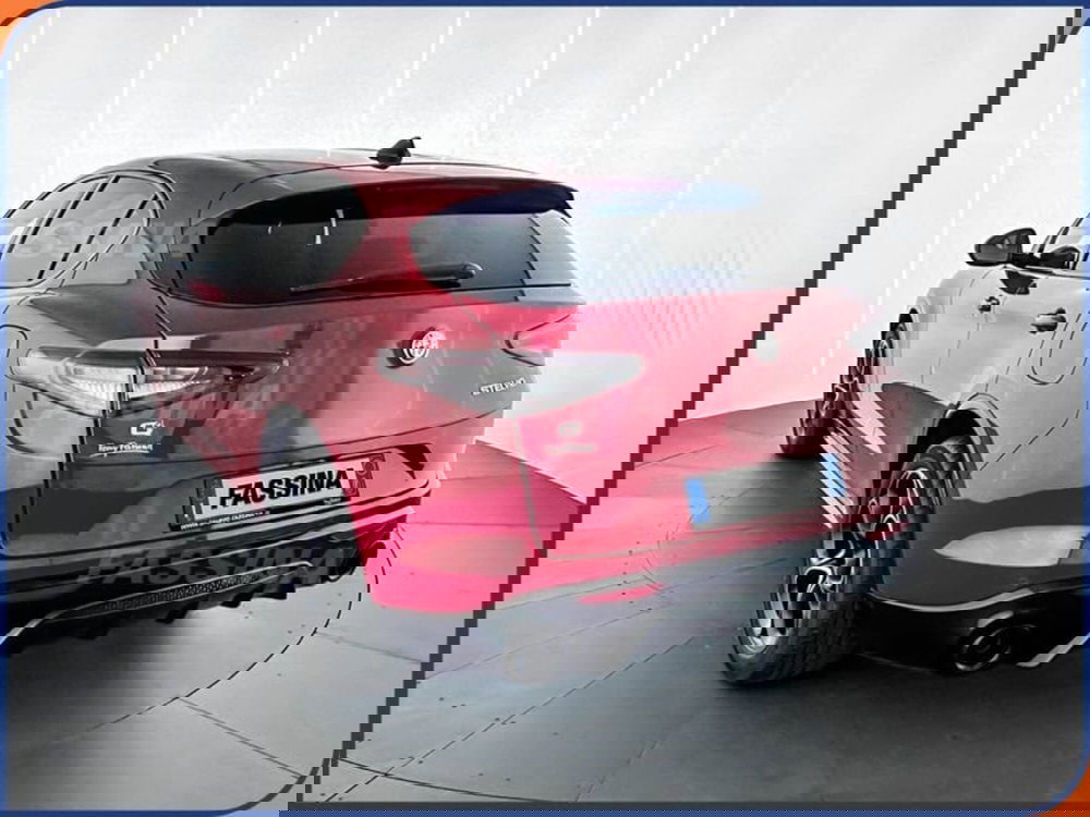 Alfa Romeo Stelvio nuova a Milano (4)
