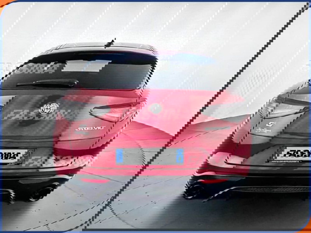 Alfa Romeo Stelvio nuova a Milano (5)
