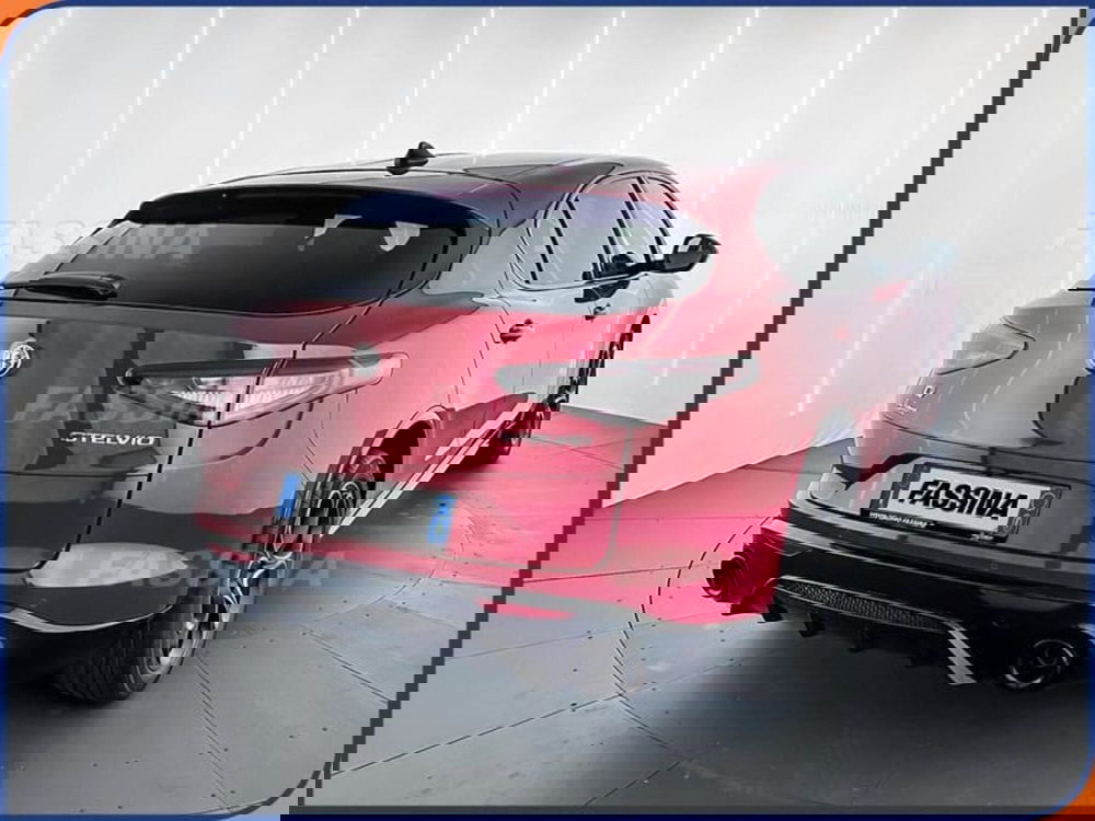 Alfa Romeo Stelvio nuova a Milano (6)