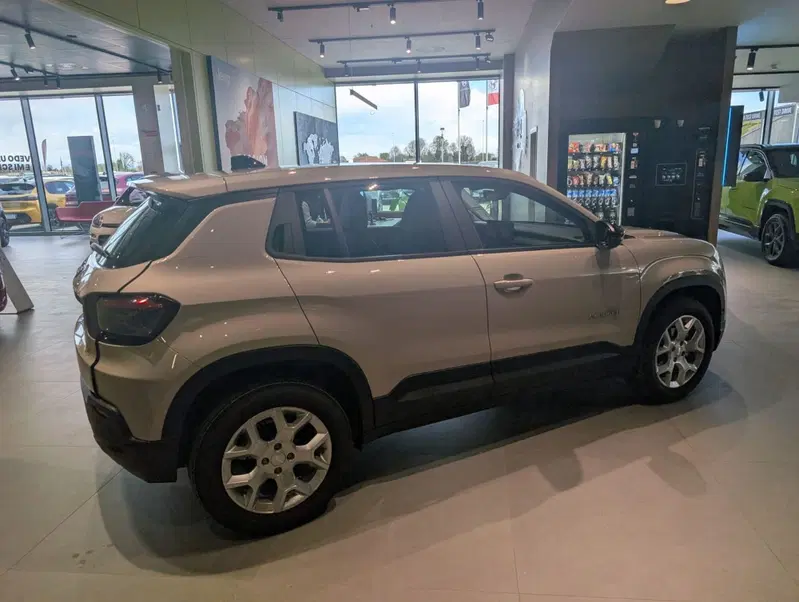 Jeep Avenger nuova a Milano (5)
