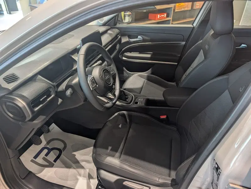 Jeep Avenger nuova a Milano (8)
