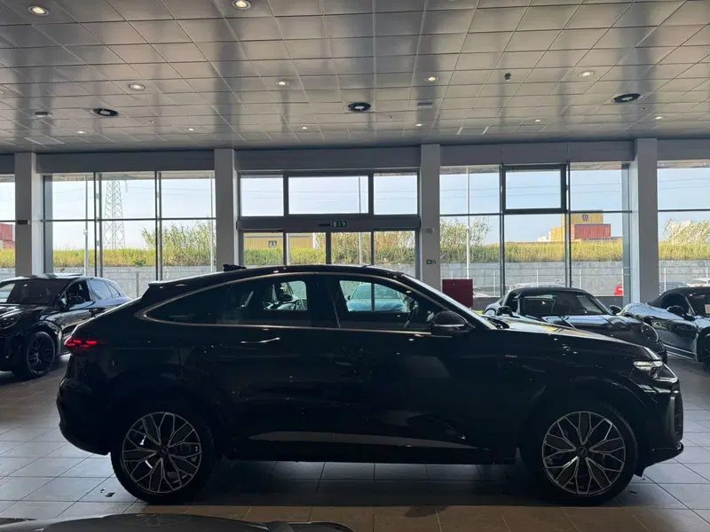 Audi Q4 Sportback nuova a Firenze (4)