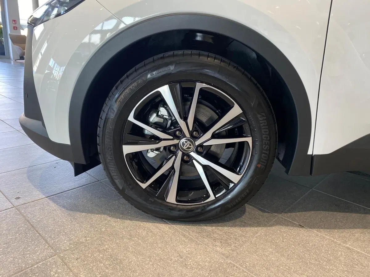 Toyota Toyota C-HR nuova a Firenze (13)