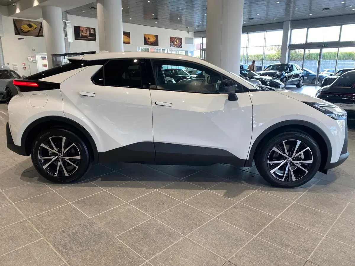Toyota Toyota C-HR nuova a Firenze (3)