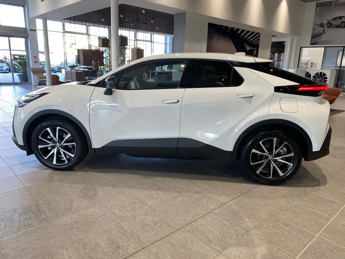 Toyota Toyota C-HR nuova a Firenze (9)
