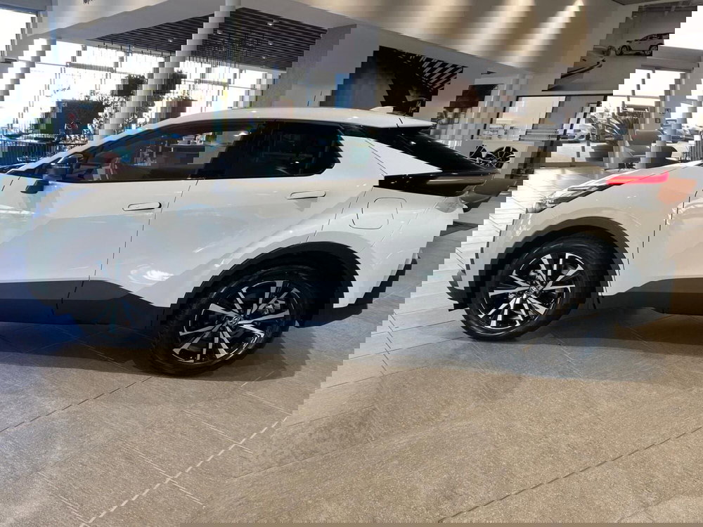 Toyota Toyota C-HR nuova a Firenze (9)