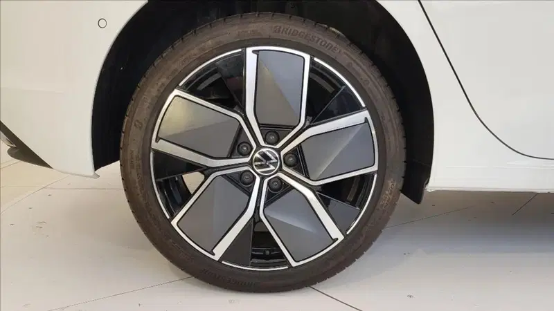 Volkswagen Golf nuova a Lucca (9)