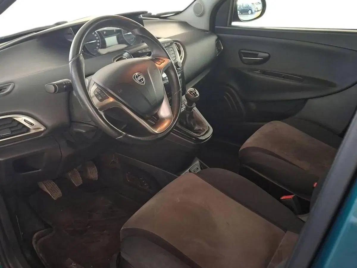 Lancia Ypsilon usata a Torino (13)