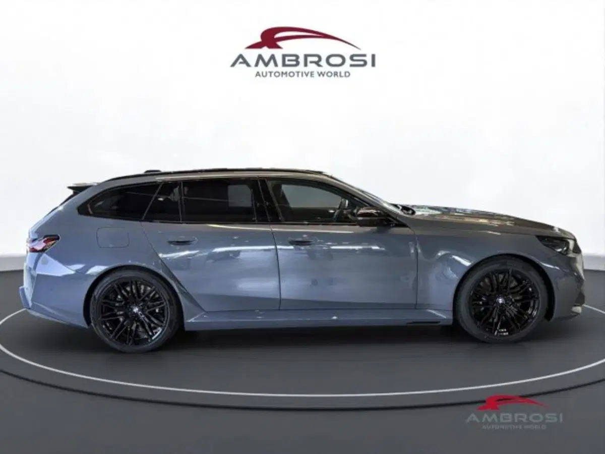 BMW Serie 5 Touring nuova a Perugia (5)