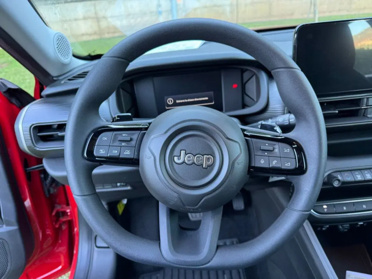 Jeep Avenger nuova a Salerno (16)