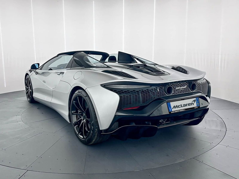 McLaren Artura Cabrio nuova a Milano (5)