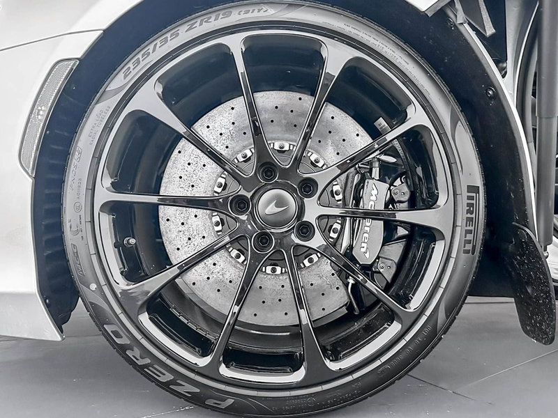 McLaren Artura Cabrio nuova a Milano (9)