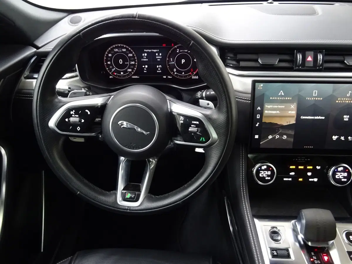 Jaguar F-Pace usata a Como (10)