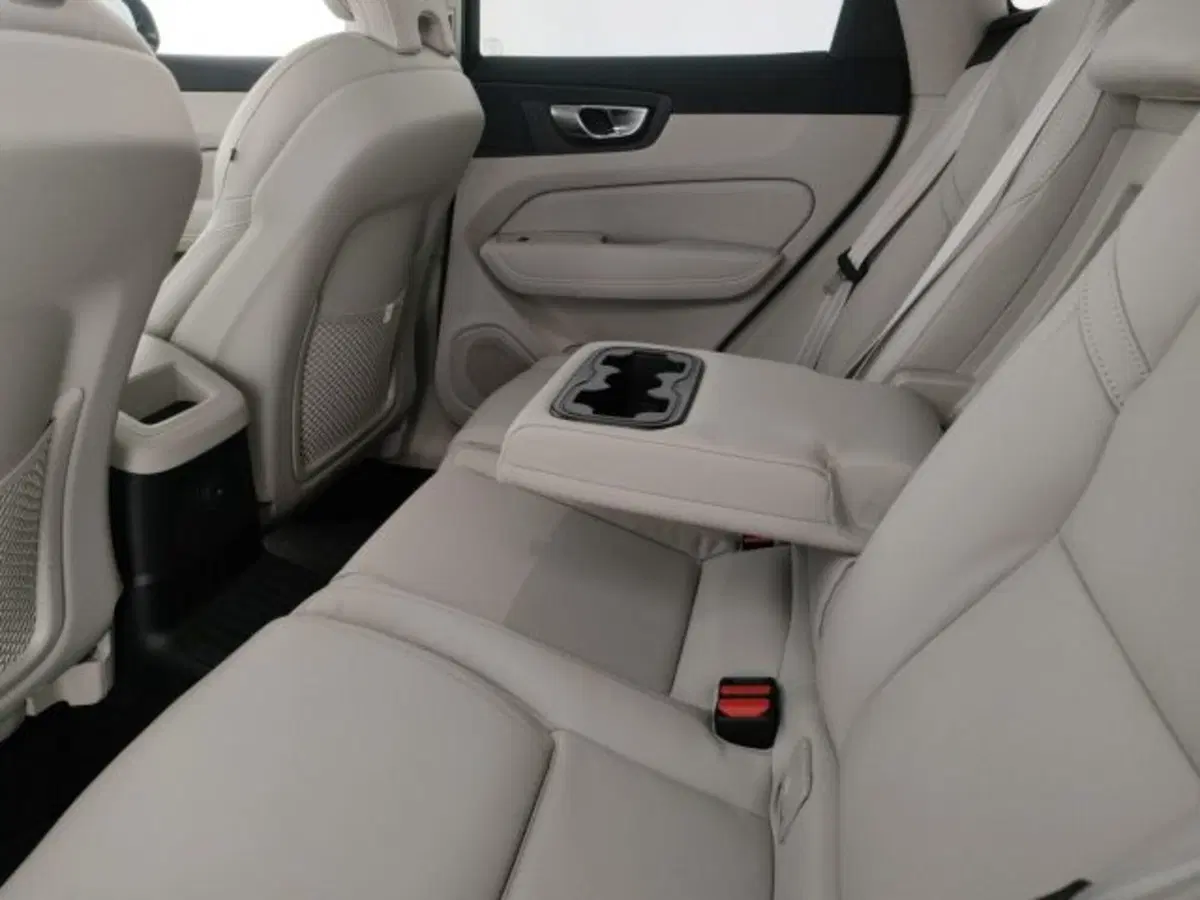 Volvo XC60 nuova a Modena (10)