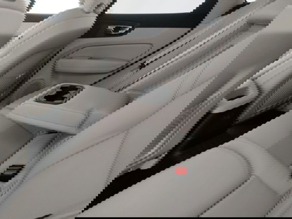 Volvo XC60 nuova a Modena (10)