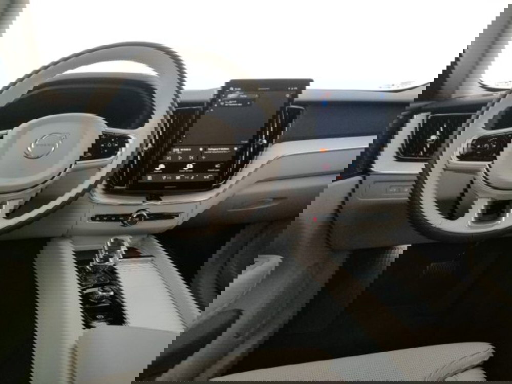 Volvo XC60 nuova a Modena (14)