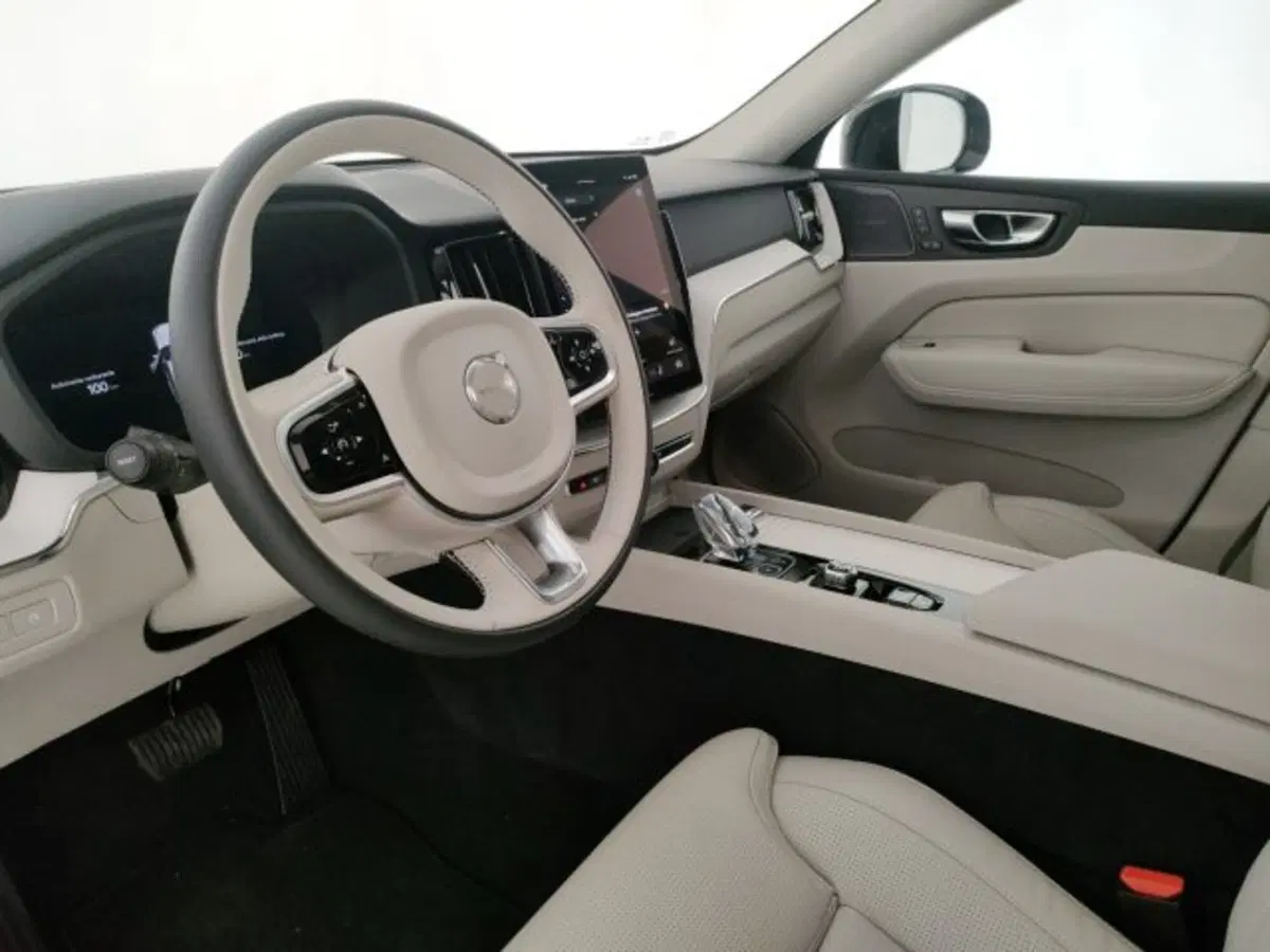 Volvo XC60 nuova a Modena (9)