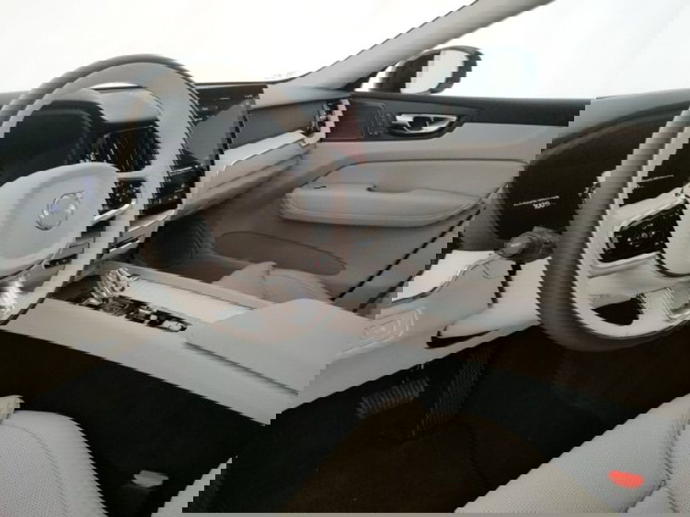 Volvo XC60 nuova a Modena (9)