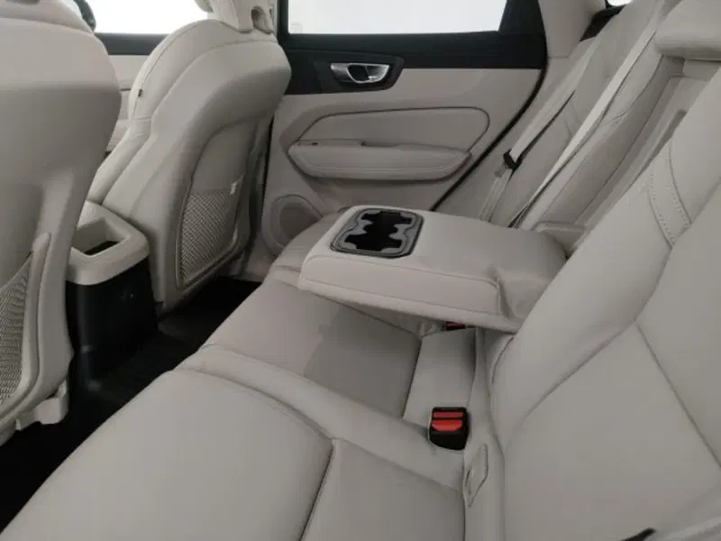Volvo XC60 nuova a Modena (10)