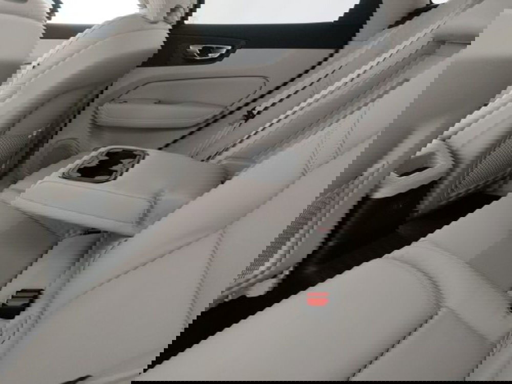 Volvo XC60 nuova a Modena (10)