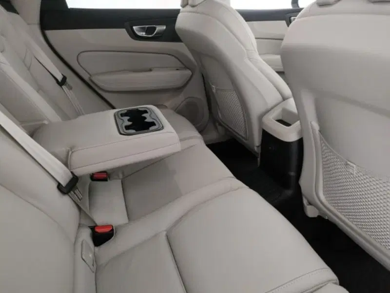 Volvo XC60 nuova a Modena (11)