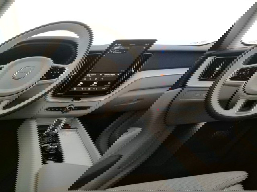 Volvo XC60 nuova a Modena (14)