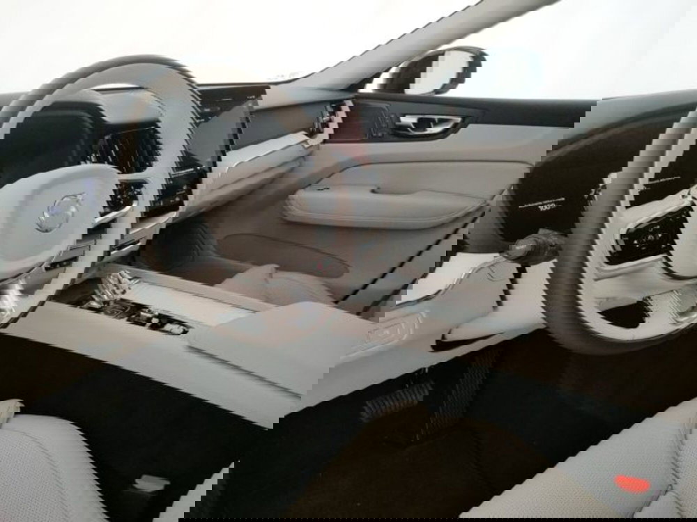 Volvo XC60 nuova a Modena (9)